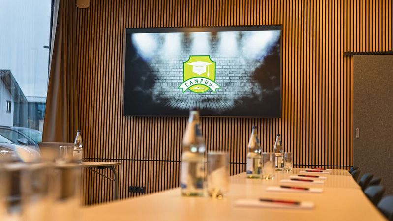 Abseits des regulären Autohausbetriebs bildet die Seitz-Gruppe ihre Mitarbeiter auf dem Seitz-Campus weiter.(Bild:  Seitz-Gruppe)