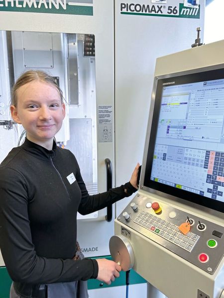 Nina Toscan, Lernende Polymechanikerin EFZ 1. Bildungsjahr, K.R. Pfiffner AG, Utzenstorf: «Mir gefällt es sehr gut im modernen Ausbildungszentrum von Swissmechanic. Der Einstieg zum Arbeiten auf den tollen, neuen Maschinen wurde super erklärt, und ich habe mich schnell sicher gefühlt. Dabei hilft auch das einfache Anpassen des Vorschubes und die Handräder mit den klaren Bezeichnungen der Achsrichtungen Minus (–) und Plus (+).» (Bild: Swissmechanic)