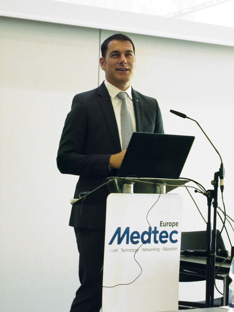 Stefan Vilsmeier ist Gründer und CEO von Brainlab. In seiner Keynote erläutert er den Young Professionals, wie man in seinem Unternehmen softwaregestützte Medizintechnik definiert.
