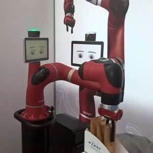 Der Roboter "Sawyer" des amerikanischen Herstellers Rethink Robots ist außerordentlich einfach zu programmieren. Es genügt, mit dem Roboterarm die Bewegung manuell auszuführen, die der Roboter später automatisch wiederholen soll. Auf der Messe Automatica führte er zum Beispiel Verpackungsvorgänge aus. (Bild:  Franz Graser)