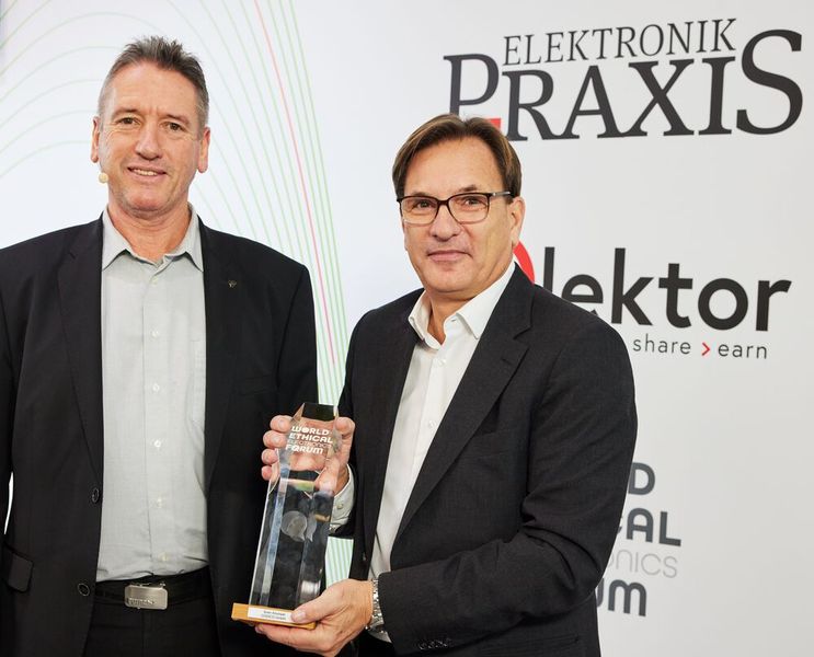 Verleihung des WEEF-Awards für Sven Krumpel (r.), CEO von CODICO, auf electronica 2022 (Bild: Messe München GmbH)