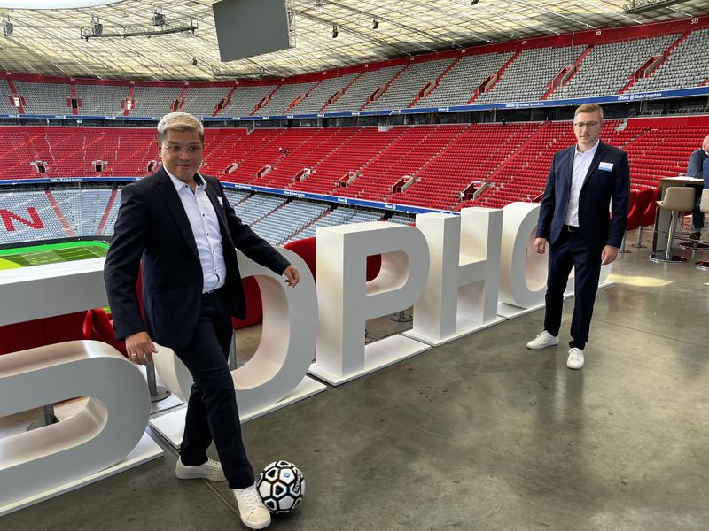 Chi-Dung Ngo ist sich nicht sicher, ob sein Kollege Philip Baumann, TIM AG, den Ball fangen wird oder ob er bis nach ganz unten rollen wird? (IT-BUSINESS)