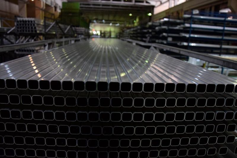 Mit einem Anteil von ca. 7,57 Prozent ist Aluminium das dritthäufigste Element der Erdkruste. In der Natur tritt das Metall jedoch nicht in Reinform auf, sondern ausschließlich in chemischen Verbindungen.  Vor allem Australien, Brasilien, Guinea, China und Jamaika gehören zu den Spitzenreitern der Förderländer des Rohstoffes.  (gemeinfrei)