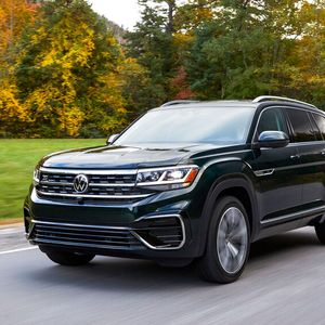 Als die Niedersachsen dann mit dem gut 5 Meter langen Atlas endlich ein passendes SUV-Modell nachgeschoben haben, sind sie sich mit dem Dieselskandal selbst in die Parade gefahren.(Bild:  VW)