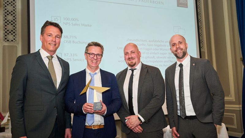 In der Kategorie Omotenashi hatte das Autohaus Vollmari die Nase vorne. Mazda-Deutschland-Geschäftsführer Bernhard Kaplan (v.li.) mit Patrick Vollmari und Michael Übelacker vom Autohaus Vollmari, und Stefan Kampa, Direktor Netzstrategie & Kundenerlebnis bei Mazda Deutschland. (Bild: Silke Steinraths Photography)