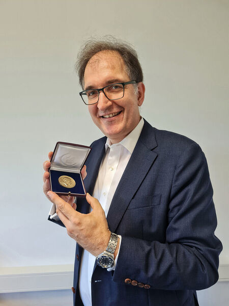 Portrait von Prof. Dr. Peter H. Seeberger mit Emil-Fischer-Medaille (Max-Planck-Institut für Kolloid- und Grenzflächenforschung / Juliane Jury)