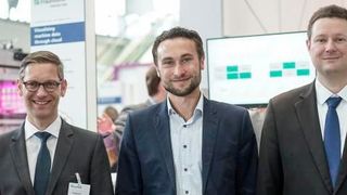 Prof. Dr. Boris Otto (links im Bild), Leiter Fraunhofer ISST und stellvertretender Vorsitzender der International Dataspaces Association, gratuliert Peter Sorowka (Bildmitte), CTO und Gründer der Cybus GmbH, zur erfolgreichen Pilotierung der „IDS-ready“-Prüfkriterien. Sascha Wessel (rechts im Bild), Fraunhofer AISEC, führte die Prüfung durch.  (Bild: Mirko Krenze)
