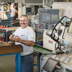 Schnelle und effiziente Bearbeitung mit modernen CNC-Maschinen und automatisierter Beladung.