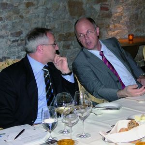 Weitere Informationen und Diskussionen werden folgen. Helmuth Biechl, Process Control Systems 2/ DOR-Experts bei Aliseca (rechts) im Gespräch mit dem Chefredakteur von Process, Gerd Kielburger,