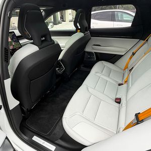 Dank eines Radstandes von 2.985 mm bietet der Polestar 3 auch im Fond ausreichend Platz.(Bild:  Schmidt - VCG)