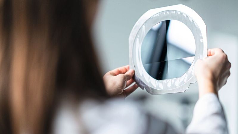 Das neue lasergestützte Verfahren macht das Schneiden von Wafern deutlich produktiver.(Bild:  Trumpf)