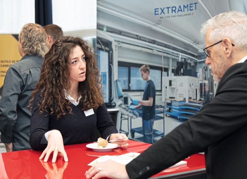 Dialog und Austausch in den Pausen sind ein wichtiger Aspekt des Networkings am Swissmem Zerspanungsseminar. (Bild: Matthias Böhm)