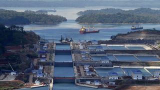 Um das Wasser in einer Staustufe abzulassen, öffnen sich mehrere Ventile in einem unterirdischen Kanal, der die Sparbecken und die Staustufe miteinander verbindet. Aufgrund der großen Abmessungen von bis zu sieben Metern wurden die von Hyundai Samho zugelieferten Ventile ebenfalls als Tore ausgeführt. Die stählernen Führungsrollen für diese Tore sind mit Lagern von Schaeffler ausgestattet. Die verwendeten Lager sind chrombeschichtet und daher besonders korrosionsgeschützt. (AFP)