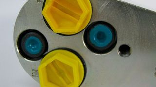 Die HC2-Einbauvarianten der hydraulischen Minibooster Druckverstärker bieten sich vor allem für stationäre Maschinen an. (Bild: KVT-Fastening)