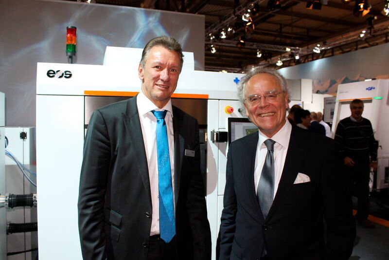 Pascal Boillat, head of GF Machining Solutions (left) with Dr. Hans J. Langer, CEO EOS, in front of an EOS M 290 system for metal additive manufacturing; a technology, the companies now collaborate in to support their customers especially in the field of tool and mould making. (Source: Schulz)