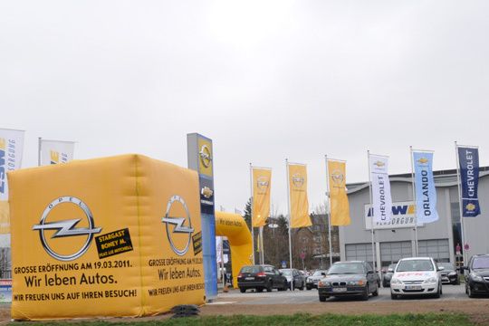 Gut sichtbar für die Wiesbadener: Opel ist wieder in der Stadt. (Archiv: Vogel Business Media)