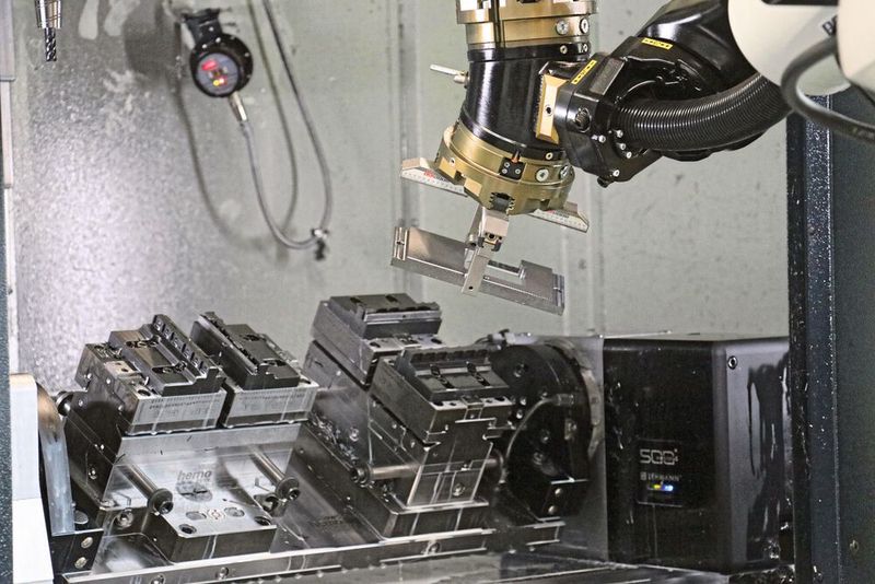 Der Drehtisch von pL Lehmann ist mit Spanntechnik vom Projektpartner hemo ausgestattet. Für die 6-Seiten-Komplettbearbeitung sind die zwei Schraubstöcke auf der Brücke entscheidend, von denen einer um 90 Grad gedreht werden kann. Ebenfalls wichtig: Die Drehdurchführungen sind komplett innengeführt, was das System sehr prozesssicher macht.  (Bild: pL Lehmann)