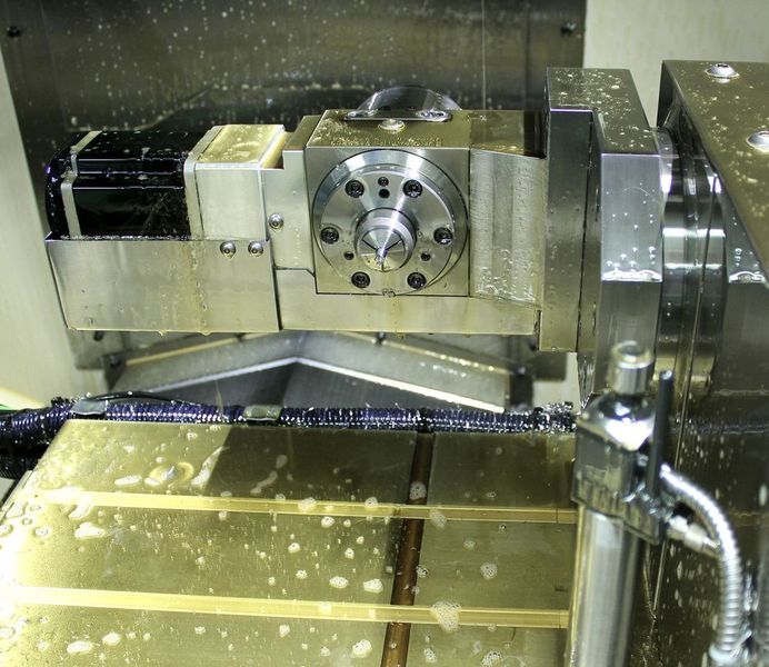 Manchmal kann man bei Günter Stoffel Medizintechnik kaum feststellen, ob sich in einer der Zerspanungsanlagen überhaupt ein Teil befindet, so klein sind diese. (W&R / Zikomm)