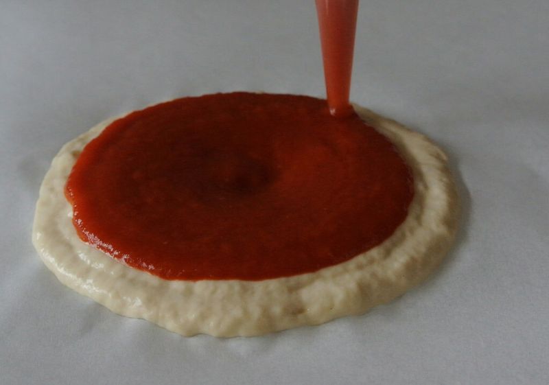 Die Tomatensauce auf dem Pizzateig wird gedruckt (Bild: Natural Machines)