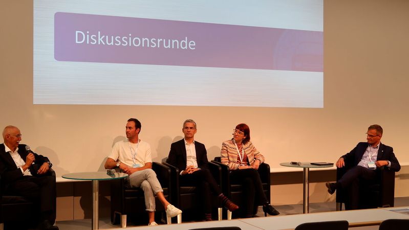 ZDK-Podiumsdiskussion auf der IAA-Mobility: (v. l.) Martin Boisseree, Nachhaltigkeitsbeauftragter bei Sternpartner, Gregory Endres, Fokus Zukunft,  Roberto Rossetti, BMW Group, Pauline Schur, NABU, und ZDK-Hauptgeschäftsführer Dr. Kurt-Christian Scheel.(Bild:  Diehl – VCG)
