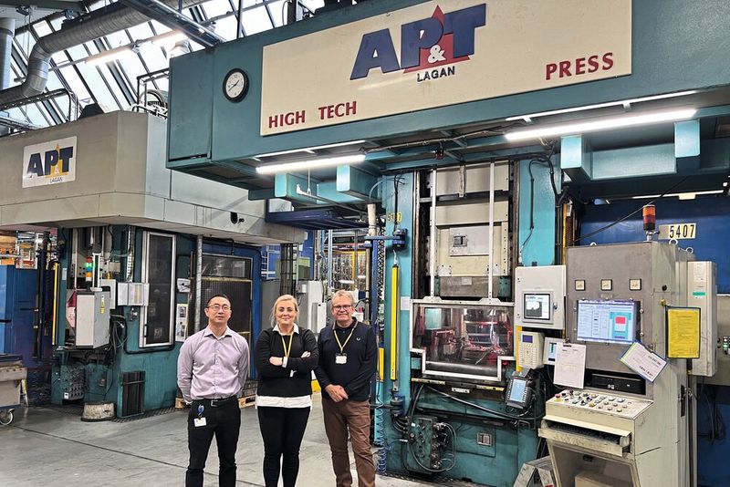 Grundfos im dänischen Bjerringbro hat bei AP&T eine neue, energieeffiziente, servohydraulische Presse bestellt, die im Jahr 2025 installiert werden soll. Hier stehen Peter Lund Pedersen, Projektleiter bei Grundfos, Sandra Johansson, Projektleiterin von AP&T, und Peter Karlsson, Key Account und Area Sales Manager, ebenfalls von AP&T, vor einer der älteren AP&T-Pressen in der Anlage. (Bild:  AP&T)