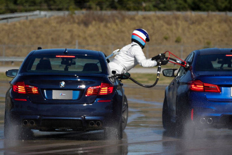 Ein zweiter M5 driftete dazu neben dem ersten M5 her – ein Team-Mitglied führte händisch die Betankung durch. (BMW)