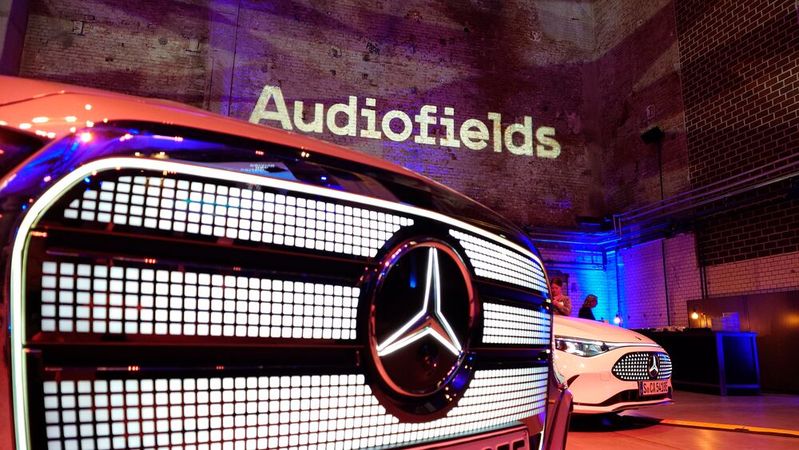 Das Fraunhofer IDMT, Mercedes-Benz und Burmester haben die 3D-Audiotechnologie „Audiofields“ entwickelt.(Bild:  Thomas Günnel – Automobil Industrie)