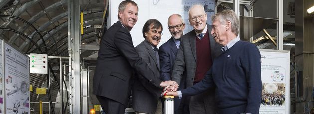 Mitte Oktober 2016: Prof. Oliver Kraft, Prof. Guido Drexlin, Prof. Johannes Blümer (alle KIT), Prof. Ernst-Wilhelm Otten, Universität Mainz, Prof. Hamish Robertson, University of Washington, Seattle (v.l.n.r.) begehen das „First Light“ der Teilchenwaage KATRIN.(Bild:  Patrick Langer/KIT)