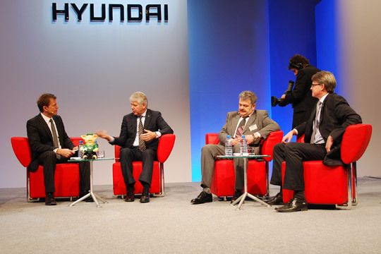 Moderator Wolfgang Rother diskutierte mit Werner H. Frey, dem Vorsitzenden des Händlerverbands Peter Schumann und Hyundai-Netzentwickler Frank Pohmer (v. li.) über die Zukunft der Marke. (Archiv: Vogel Business Media)