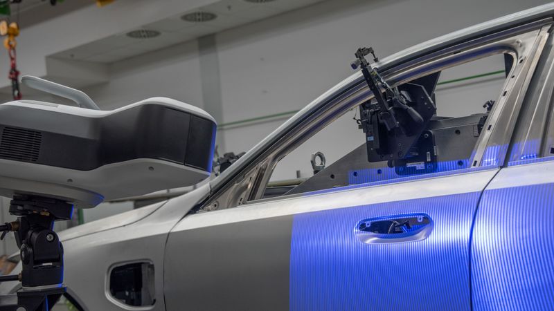 Einfachere und flexiblere Arbeitsabläufe bei der 3D-Inspektion von Bauteilen werden ermöglicht dank der per Software einstellbaren variablen Auflösung des neuen Streifenlichtscanners SmartScan VR800.(Bild: Hexagon)