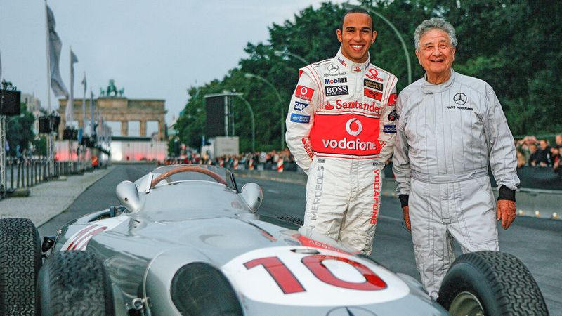 Foto am Formel 1-Rennwagen W 196 R mit Formel 1-Rennfahrer Lewis Hamilton bei der Mercedes-Benz Fashion Week Berlin, Power meets Fashion, am 12. Juli 2007.  (Bild: Mercedes-Benz AG)