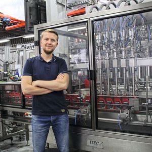 „Möglichst viel Durchsatz, optimale Auslastung und sehr kurze Umrüstzeiten! Das ist die Herausforderung und das ist das Ziel bei der Abfüllung unserer Schmierstoffe“, sagt Oliver Bittrich, Leitung der Konfektionierung bei  Zeller+Gmelin.