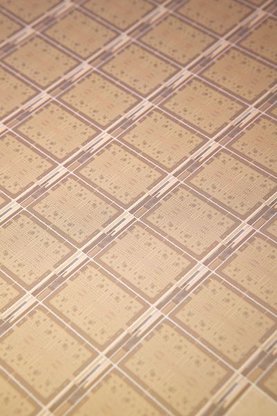 Power-7-Chips werden auf runden Wafern mit 300 Millimetern Durchmesser hergestellt, welche im Anschluss in die einzelnen Prozessoren zerteilt werden (Archiv: Vogel Business Media)
