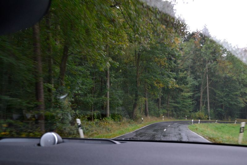 Bei der Fahrt durch den Taunus lässt sich das bei regnerischem Wetter im Praxistest nicht wirklich kontrollieren. Dafür haben Fahrer und Beifahrer ausreichend Zeit, die unzähligen Funktionen im Auto auszuprobieren. (Michel / »kfz-betrieb«)