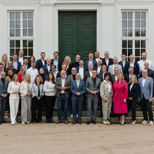 Die Teilnehmerinnen und Teilnehmer des diesjährigen eGovernment Summits vor Schloss Neuhardenberg.(Bild:  Manuel Emme Fotografie)