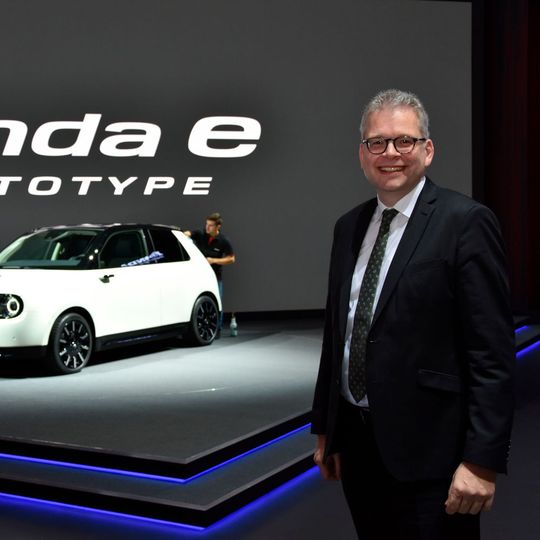 Honda-Deutschland-Vizepräsident Ingo Nyhues mit dem Honda-e-Prototype.(Bild:  Yvonne Simon/ »kfz-betrieb«)