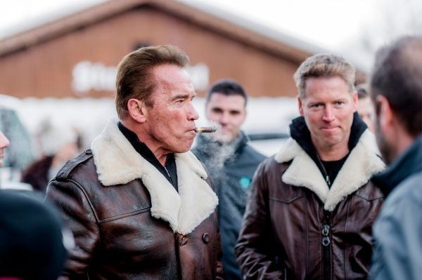 Schwarzenegger nach der ersten Testfahrt: „Die erste Testfahrt hier war schon ein Vergnügen: Der Kreisel ist unglaublich spritzig und spielt die Vorteile der Elektromobilität perfekt aus. Auf die folgenden Testfahrten und die schrittweise Weiterentwicklung in Kalifornien freue ich mich sehr.“  (Kreisel Electric, Martin Pröll)