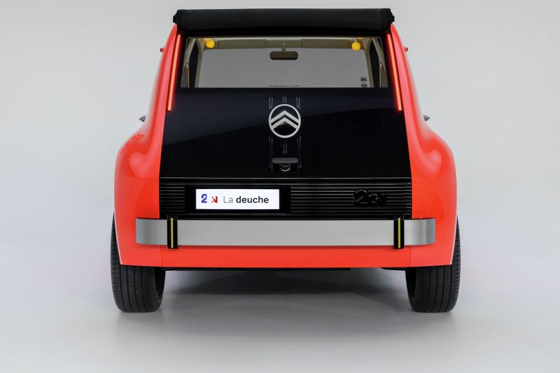 Rolldach, schwarze Heckklappe mit großem Doppelwinkel: Die neue Ente spielt kräftig mit Design-Zitaten. (Bild: Citroën)