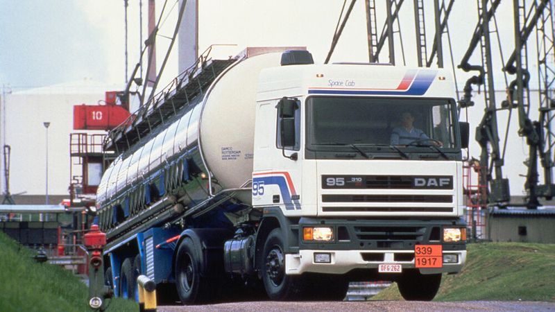 Der DAF 95 wurde auf der Internationalen Automobil-Ausstellung Nutzfahrzeuge 1987 zum ersten Mal der Öffentlichkeit vorgestellt. Als Motorisierung war zunächst nur ein ATi-Dieselmotor mit 11,6 Litern Hubraum, sechs Zylindern und 228, 257 oder 280 kW (310 bis 380 PS) erhältlich. 1988 wurde der DAF 95 zum Truck of the Year gewählt. (Bild: DAF)