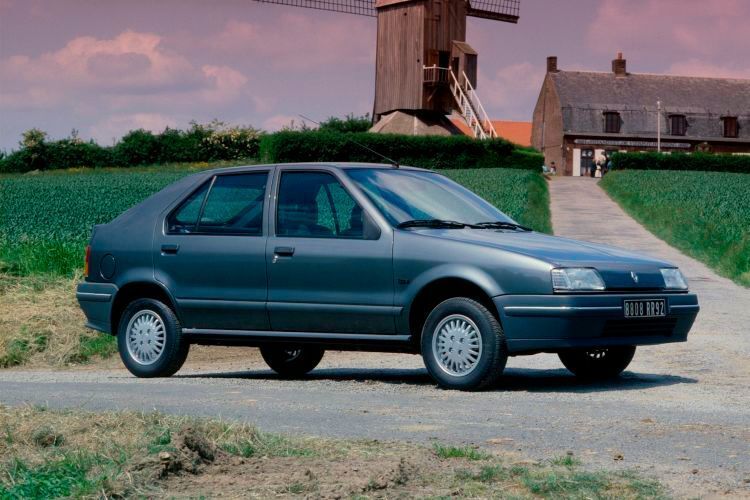 Die offizielle Vorstellung des Renault 19 erfolgte im Juni 1988. Der Verkauf startete in Deutschland am 19. Januar 1989. In den Jahren 1990 bis 1994 war der Renault 19 das meistverkaufte Importauto in Deutschland und wurde 1991 (97.262) und 1992 (97.086) jeweils fast 100.000 Mal verkauft. Diese Zahlen wurden in den Folgejahren von keinem anderen Importauto auch nur annähernd erreicht. (Renault)
