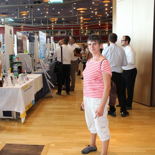 Besucherstimmen der Lab-Supply Dresden 2019 Kathrin Korn von der Landesuntersuchungsanstalt für das Gesundheits- und Veterinärwesen Dresden: „Es gibt hier immer wieder was Neues. Man holt sich hier Ideen und sagt: Das hätte ich auch gerne. Wir haben zum Beispiel Geld für eine neue Mehrkanalpipette bewilligt bekommen. Hier gucke ich jetzt, was mir am besten gefällt und kann dann mein Wunschmodell meinem Chef vorlegen. Wenn ich mir Pipetten im Katalog ansehe, dann weiß ich zwar, dass ich z.B. die Breite verstellen kann. Aber wie sie dann wirklich funktioniert, das kann man nur beurteilen, wenn man sie selbst ausprobiert. Die müssen leicht gehen und gut in der Hand liegen – und das kann ich nicht von einem Bild her erkennen.“  Die nächste Lab-Supply ist am 25. September 2019 in Münster. Weitere Infos zu den kommenden Lab-Supply-Messen finden Sie auf www.lab-supply.info. (Bild: LABORPRAXIS, C. Lüttmann)