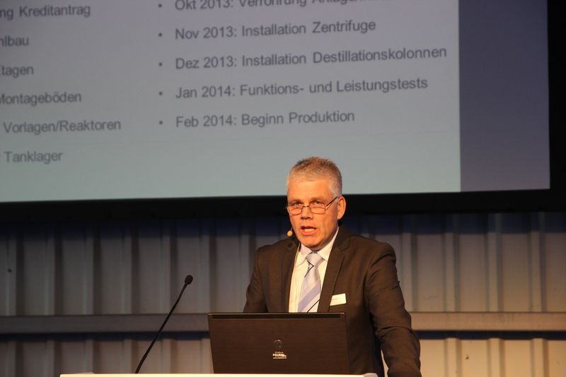 Thomas Fuhrer, Leiter der Pilot- und Produktionsanlage von Cabb in Pratteln, erläuterte die technischen Details bei der Vorstellung Mehrzweckproduktionsanlage. (Bild: PROCESS/Hüser)