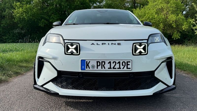 Mit den X-förmigen Scheinwerfern fällt die Alpine A290 im Straßenbild auf.(Bild:  Achter – VCG)