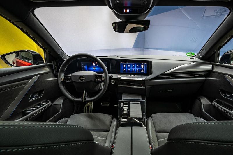 Der Innenraum ist modern und gefällig eingerichtet. (Bild: Opel)