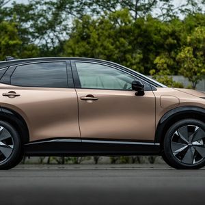 Der Stromer ordnet sich größenmäßig zwischen den SUVs Qashqai und X-Trail ein.(Bild:  Nissan)