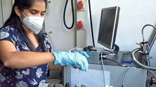 Shravani Chillal hat gemeinsam mit ihrem Team am Helmholtz-Zentrum Berlin (HZB) dreidimensionale Quanten-Spin-Flüssigkeit entdeckt. (HZB)