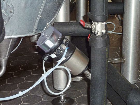 Um zu verhindern, dass glykolbasierte Kältemittel bei der Gärtankkühlung zu Fehlschaltungen führen, hat Bürkert bei der Versuchs- und Lehranstalt für Brauerei in Berlin (VLB) neue Element-Prozessventile (Typ 8801) eingesetzt.(Bild:  Bürkert Fluid Control Systems)