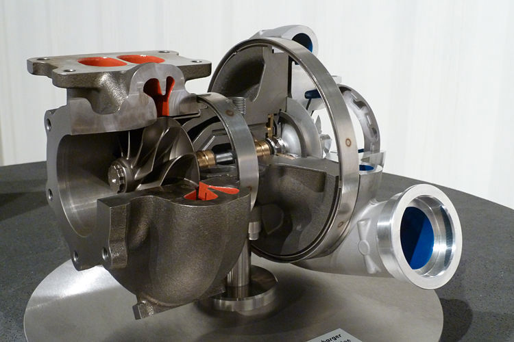 Der Turbolader des OM 470 hat ein asymmetrisches Turbinengehäuse und eine feste Geometrie. (Wolfgang Pester)