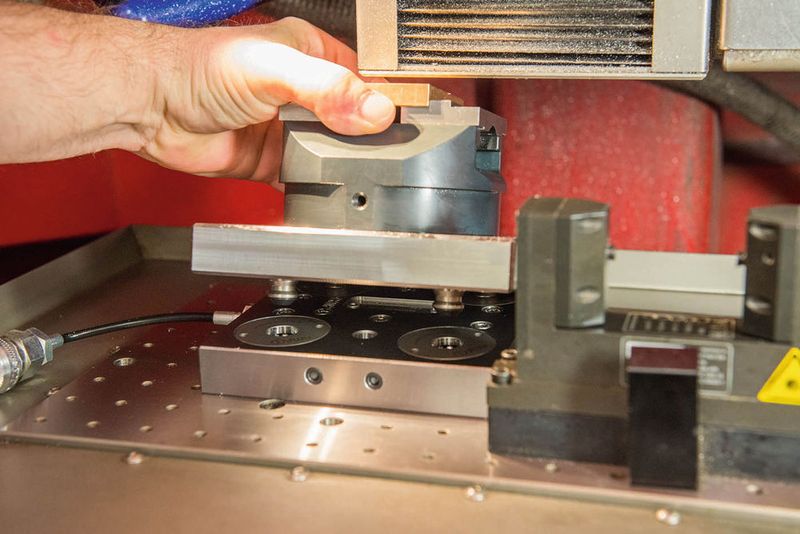 Die Bauhöhe des Nullpunktspannsystems musste so gering wie möglich sein, weil das Mikrobearbeitungszentrum bauartbedingt lediglich 128 mm Gesamthöhe zulässt. (Bild: AMF)