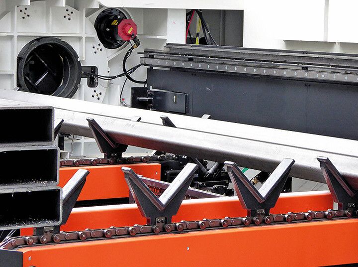 Von der Beladeeinheit werden die Rohre in die Linie übergeben und mithilfe der automatischen Zentrierung und Aufspannung der Schneidzone zugeführt. (Bild: Kuhn)